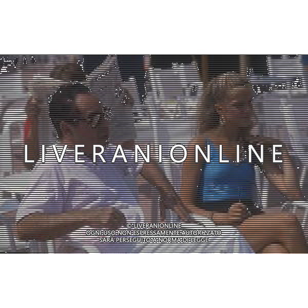 DIAP-RETROSPETTIVA GIANNI BONCOMPAGNI CONDUTTORE RADIOFONICO E PAROLIERE NELLA FOTO GIANNI BONCOMPAGNI CON SIMONETTA EPIFANI E CLAUDIA GERINI NELL\'ANNO 1986 AG ALDO LIVERANI SAS 