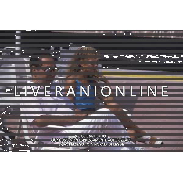 DIAP-RETROSPETTIVA GIANNI BONCOMPAGNI CONDUTTORE RADIOFONICO E PAROLIERE NELLA FOTO GIANNI BONCOMPAGNI CON SIMONETTA EPIFANI E CLAUDIA GERINI NELL\'ANNO 1986 AG ALDO LIVERANI SAS 