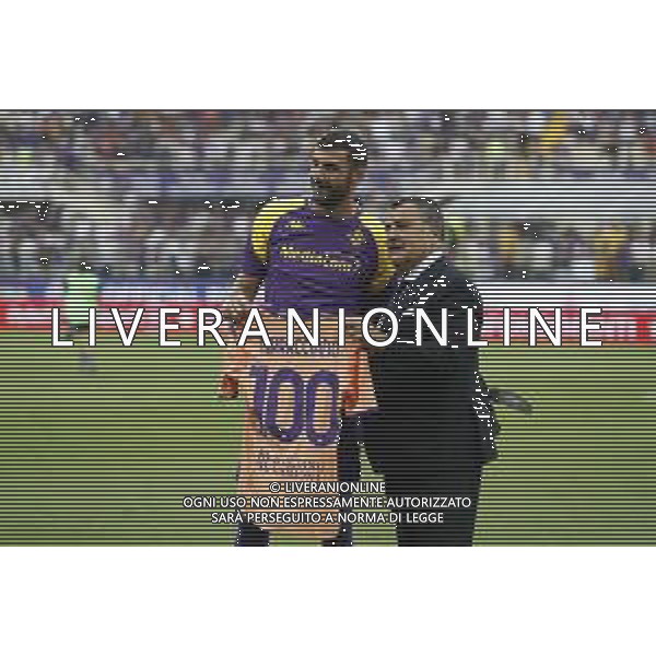 ZCP - 27/08/2023 - FIORENTINA vs LECCE partita di campionato serie A - nella foto: joe barone premia Terracciano Pietro (acf Fiorentina)- per la centesima presenza con la Fiorentina ©Claudio Zamagni/Agenzia Aldo Liverani s.a.s.