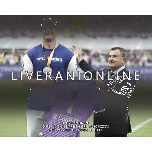 ZCP - 27/08/2023 - FIORENTINA vs LECCE partita di campionato serie A - nella foto: Joe Barone premia Lorenzo Fabbri medaglia d\'argento nel lancio col peso ©Claudio Zamagni/Agenzia Aldo Liverani s.a.s. /AGENZIA ALDO LIVERANI SAS