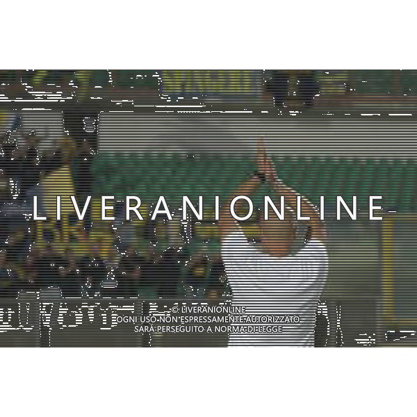 Seria B 2023-2024 Stadio San Vito-Gigi Marulla Cosenza-Modena Nella foto: Bianco saluta i tifosi foto andrea rosito-ag aldo liverani sas