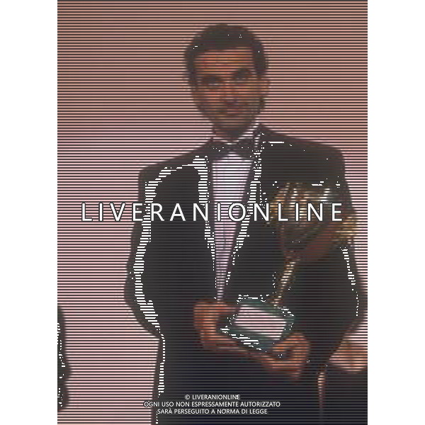 DIAP- RETROSPETTIVA MASSIMO TROISI ATTORE NELLA FOTO MASSIMO TROISI con la Coppa Volpi per la migliore interpretazione maschile vinta ex aequo con Mastroianni per il film Che ora è a venezia NELL\'ANNO 1989 AG ALDO LIVERANI SAS