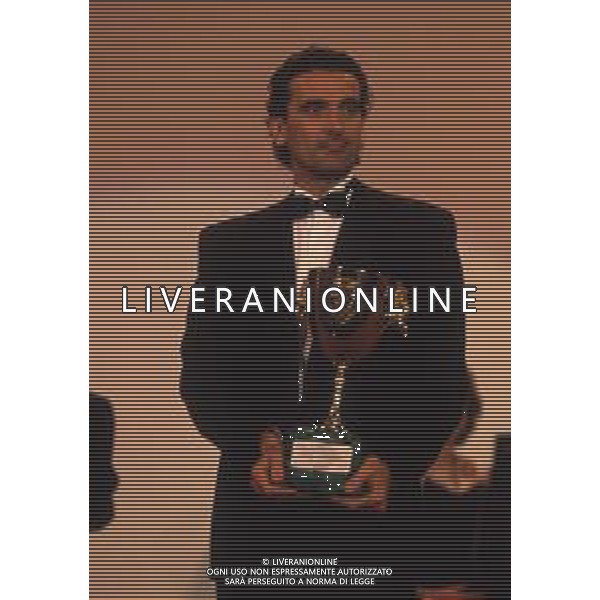 DIAP- RETROSPETTIVA MASSIMO TROISI ATTORE NELLA FOTO MASSIMO TROISI con la Coppa Volpi per la migliore interpretazione maschile vinta ex aequo con Mastroianni per il film Che ora è a venezia NELL\'ANNO 1989 AG ALDO LIVERANI SAS