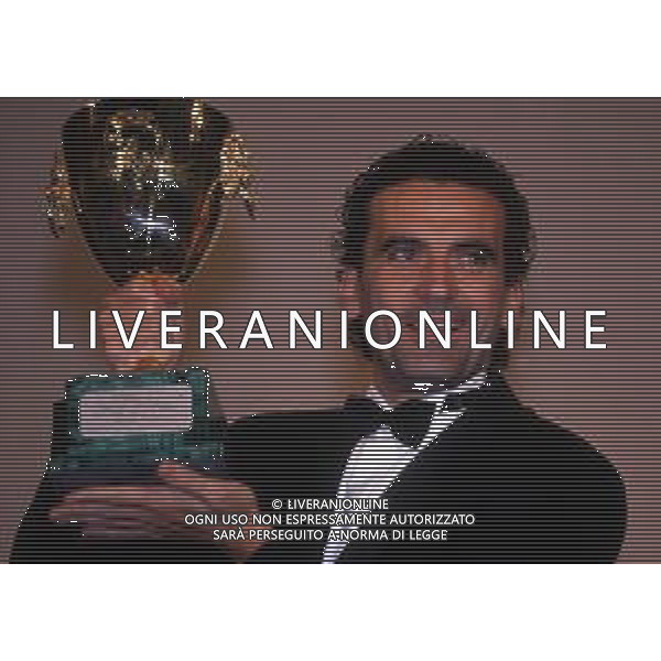DIAP- RETROSPETTIVA MASSIMO TROISI ATTORE NELLA FOTO MASSIMO TROISI con la Coppa Volpi per la migliore interpretazione maschile vinta ex aequo con Mastroianni per il film Che ora è a venezia NELL\'ANNO 1989 AG ALDO LIVERANI SAS