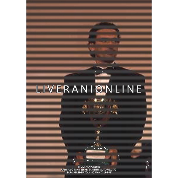 DIAP- RETROSPETTIVA MASSIMO TROISI ATTORE NELLA FOTO MASSIMO TROISI con la Coppa Volpi per la migliore interpretazione maschile vinta ex aequo con Mastroianni per il film Che ora è a venezia NELL\'ANNO 1989 AG ALDO LIVERANI SAS