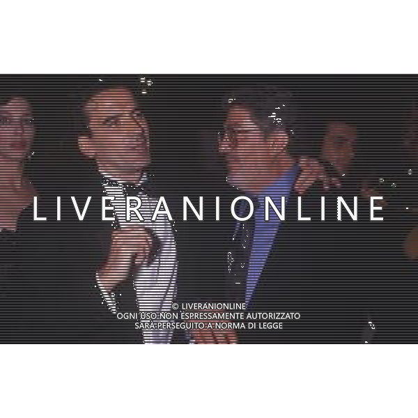 DIAP-RETROSPETTIVA MASSIMO TROISI ATTORE NELLA FOTO MASSIMO TROISI CON ETTORE SCOLA A VENEZIA NELL\'ANNO 1989 AG ALDO LIVERANI SAS 