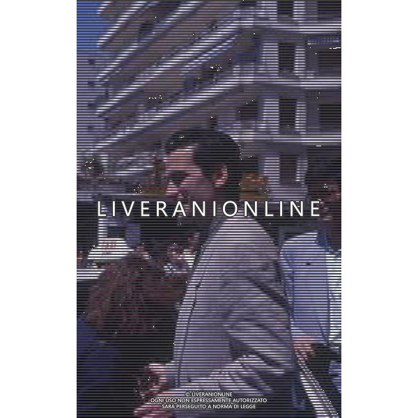 DIAP-RETROSPETTIVA MASSIMO TROISI ATTORE NELLA FOTO MASSIMO TROISI CON CLARISSA BURT A CANNES NELL\'ANNO 1989 AG ALDO LIVERANI SAS
