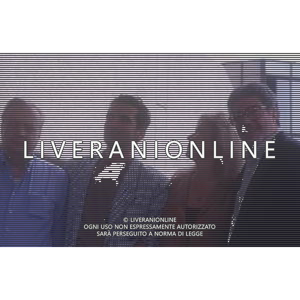 DIAP- RETROSPETTIVA MASSIMO TROISI ATTORE NELLA FOTO MASSIMO TROISI CON MARIO CECCHI GORI MARINA VLADY E ETTORE SCOLA A CANNES NELL\'ANNO 1989 AG ALDO LIVERANI SAS