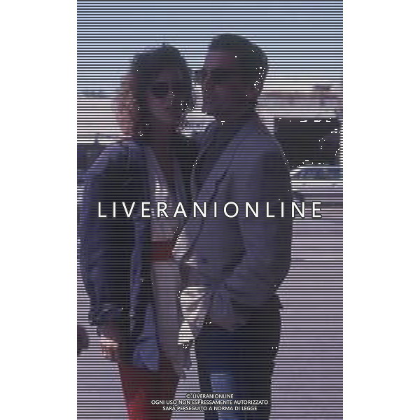 DIAP-RETROSPETTIVA MASSIMO TROISI ATTORE NELLA FOTO MASSIMO TROISI CON CLARISSA BURT A CANNES NELL\'ANNO 1989 AG ALDO LIVERANI SAS