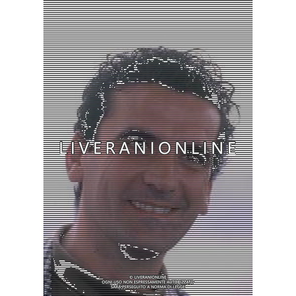 DIAP-RETROSPETTIVA MASSIMO TROISI ATTORE NELLA FOTO MASSIMO TROISI A CANNES NELL\'ANNO 1989 AG ALDO LIVERANI SAS 
