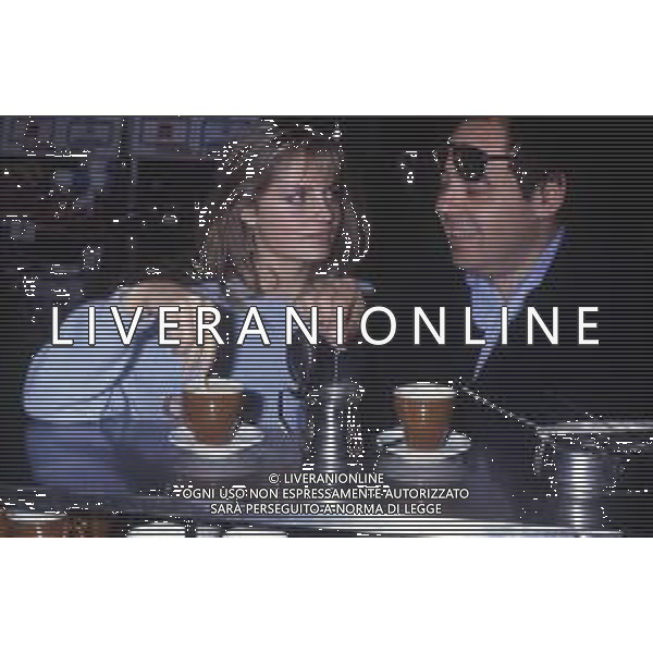 DIAP-RETROSPETTIVA GIANNI BONCOMPAGNI CONDUTTORE RADIOFONICO E PAROLIERE NELLA FOTO GIANNI BONCOMPAGNI CON ISABELLA FERRARI A ROMA NELL\'ANNO 1981 AG ALDO LIVERANI SAS