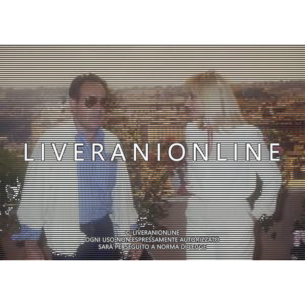 DIAP-RETROSPETTIVA GIANNI BONCOMPAGNI CONDUTTORE RADIOFONICO E PAROLIERE NELLA FOTO GIANNI BONCOMPAGNI CON RAFFAELLA CARRA\'A ROMA NELL\'ANNO 1983 AG ALDO LIVERANI SAS