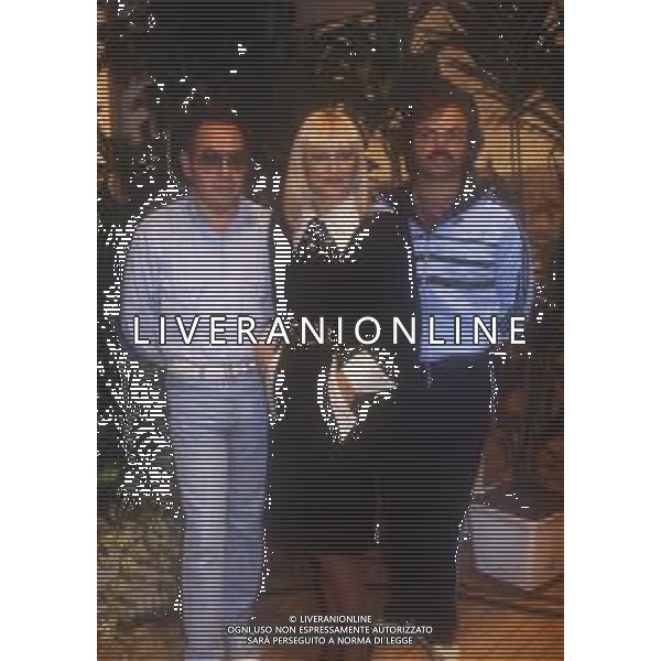 DIAP-RETROSPETTIVA GIANNI BONCOMPAGNI CONDUTTORE RADIOFONICO E PAROLIERE NELLA FOTO GIANNI BONCOMPAGNI CON RAFFAELLA CARRA\' CON SERGIO JAPINO A ROMA NELL\'ANNO 1983 AG ALDO LIVERANI SAS 