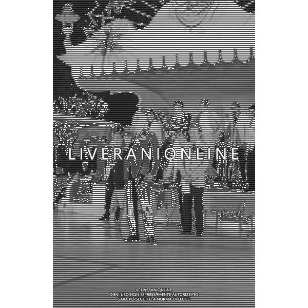 Neg- RETROSPETTIVA VITTORIO DE SICA ATTORE E REGISTA NELLA FOTO RICEVE UN PREMIO AL SAVIOLI DI RICCIONE NELL\'ANNO 1970 AG ALDO LIVERANI SAS