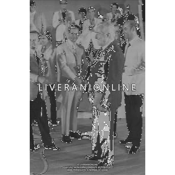 Neg- RETROSPETTIVA VITTORIO DE SICA ATTORE E REGISTA NELLA FOTO RICEVE UN PREMIO AL SAVIOLI DI RICCIONE NELL\'ANNO 1970 AG ALDO LIVERANI SAS