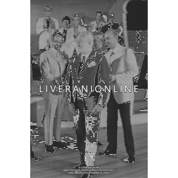 Neg- RETROSPETTIVA VITTORIO DE SICA ATTORE E REGISTA NELLA FOTO RICEVE UN PREMIO AL SAVIOLI DI RICCIONE NELL\'ANNO 1970 AG ALDO LIVERANI SAS