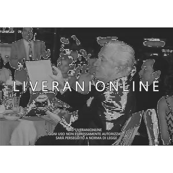 Neg- RETROSPETTIVA VITTORIO DE SICA ATTORE E REGISTA NELLA FOTO RICEVE UN PREMIO AL SAVIOLI DI RICCIONE NELL\'ANNO 1970 AG ALDO LIVERANI SAS