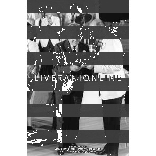 Neg- RETROSPETTIVA VITTORIO DE SICA ATTORE E REGISTA NELLA FOTO RICEVE UN PREMIO AL SAVIOLI DI RICCIONE NELL\'ANNO 1970 AG ALDO LIVERANI SAS