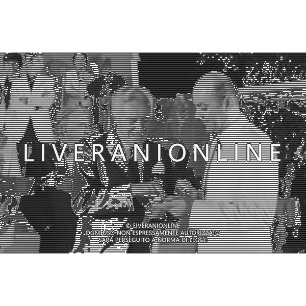 Neg- RETROSPETTIVA VITTORIO DE SICA ATTORE E REGISTA NELLA FOTO RICEVE UN PREMIO AL SAVIOLI DI RICCIONE NELL\'ANNO 1970 AG ALDO LIVERANI SAS