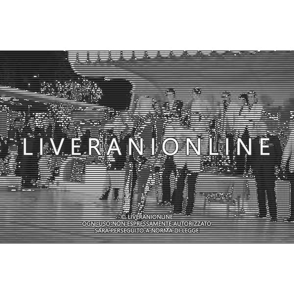 Neg- RETROSPETTIVA VITTORIO DE SICA ATTORE E REGISTA NELLA FOTO RICEVE UN PREMIO AL SAVIOLI DI RICCIONE NELL\'ANNO 1970 AG ALDO LIVERANI SAS