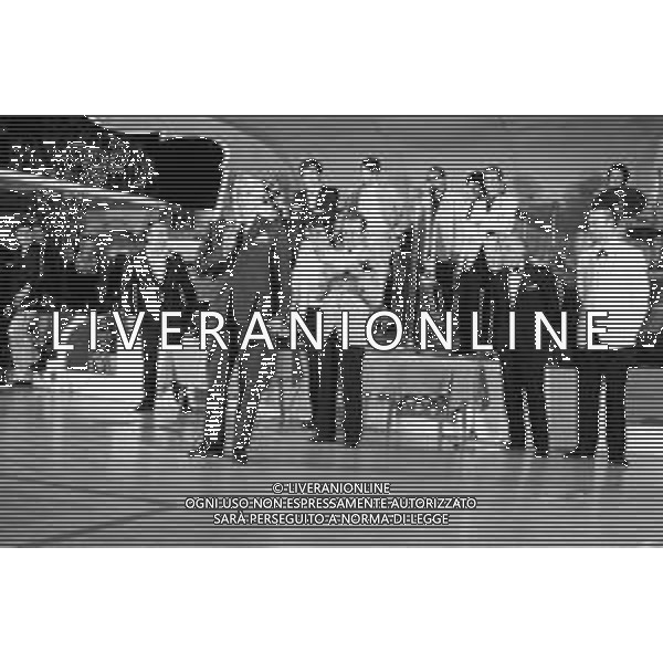 Neg- RETROSPETTIVA VITTORIO DE SICA ATTORE E REGISTA NELLA FOTO RICEVE UN PREMIO AL SAVIOLI DI RICCIONE NELL\'ANNO 1970 AG ALDO LIVERANI SAS