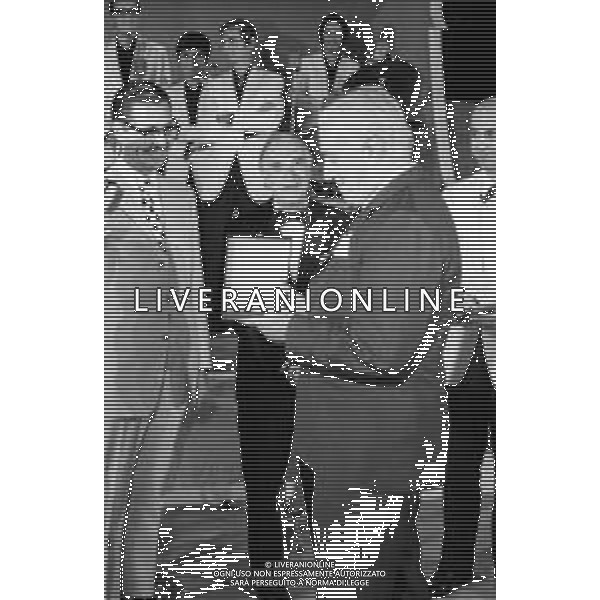 Neg- RETROSPETTIVA VITTORIO DE SICA ATTORE E REGISTA NELLA FOTO RICEVE UN PREMIO AL SAVIOLI DI RICCIONE NELL\'ANNO 1970 AG ALDO LIVERANI SAS