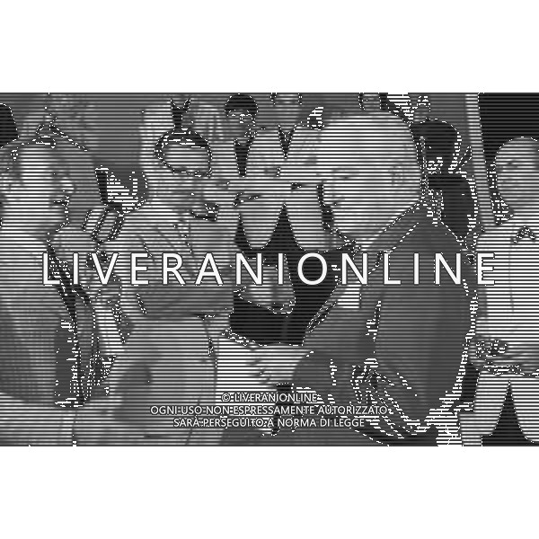 Neg- RETROSPETTIVA VITTORIO DE SICA ATTORE E REGISTA NELLA FOTO RICEVE UN PREMIO AL SAVIOLI DI RICCIONE NELL\'ANNO 1970 CON NUNZIO FILOGAMO AG ALDO LIVERANI SAS
