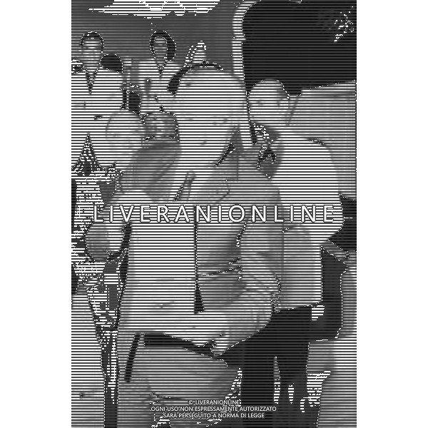 Neg- RETROSPETTIVA VITTORIO DE SICA ATTORE E REGISTA NELLA FOTO RICEVE UN PREMIO AL SAVIOLI DI RICCIONE NELL\'ANNO 1970 AG ALDO LIVERANI SAS
