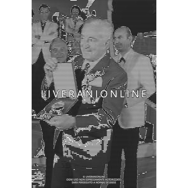Neg- RETROSPETTIVA VITTORIO DE SICA ATTORE E REGISTA NELLA FOTO RICEVE UN PREMIO AL SAVIOLI DI RICCIONE NELL\'ANNO 1970 AG ALDO LIVERANI SAS