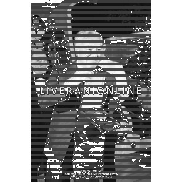 Neg- RETROSPETTIVA VITTORIO DE SICA ATTORE E REGISTA NELLA FOTO RICEVE UN PREMIO AL SAVIOLI DI RICCIONE NELL\'ANNO 1970 AG ALDO LIVERANI SAS