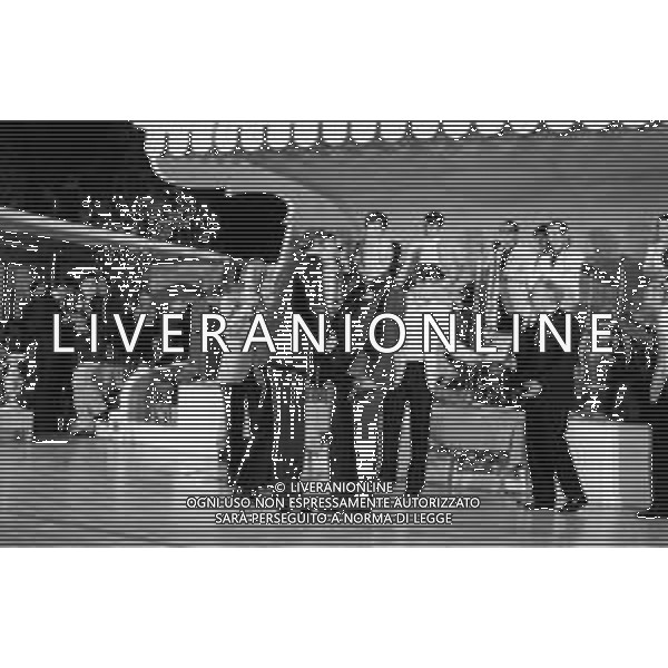 Neg- RETROSPETTIVA VITTORIO DE SICA ATTORE E REGISTA NELLA FOTO RICEVE UN PREMIO AL SAVIOLI DI RICCIONE NELL\'ANNO 1970 AG ALDO LIVERANI SAS