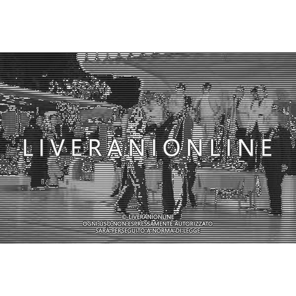Neg- RETROSPETTIVA VITTORIO DE SICA ATTORE E REGISTA NELLA FOTO RICEVE UN PREMIO AL SAVIOLI DI RICCIONE NELL\'ANNO 1970 AG ALDO LIVERANI SAS