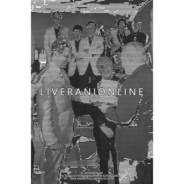 Neg- RETROSPETTIVA VITTORIO DE SICA ATTORE E REGISTA NELLA FOTO RICEVE UN PREMIO AL SAVIOLI DI RICCIONE NELL\'ANNO 1970 AG ALDO LIVERANI SAS