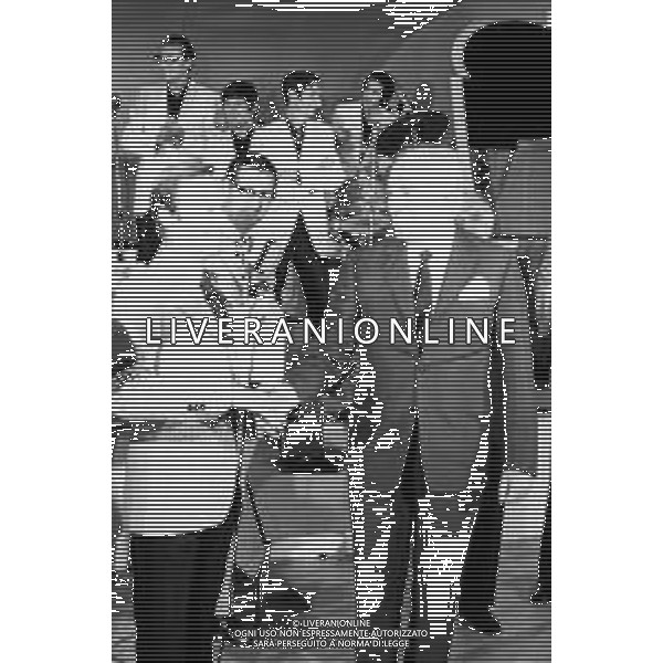 Neg- RETROSPETTIVA VITTORIO DE SICA ATTORE E REGISTA NELLA FOTO RICEVE UN PREMIO AL SAVIOLI DI RICCIONE NELL\'ANNO 1970 CON NUNZIO FILOGAMO AG ALDO LIVERANI SAS
