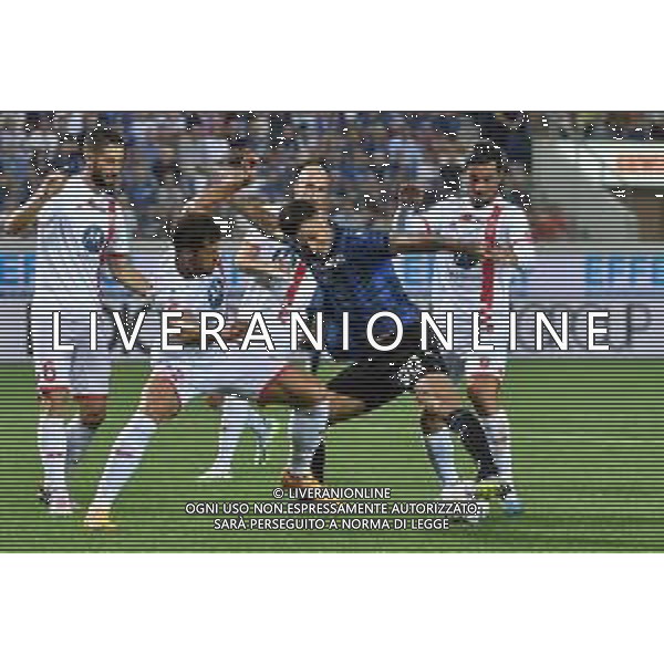 TVRG Atalanta vs Monza nella foto Gianluca Scamacca (Atalanta) tra Pablo Mari\' (Monza) SX e Armando Izzo (Monza) DX Bergamo 02-09-2023 Gewiss Stadium - Stadio Atleti Azzurri d\'Italia Campionato Serie A TIM - 3a giornata foto Roberto Garavaglia/ag. Aldo Liverani sas