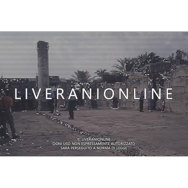DIAP-ISRAELE CAFARNAO Cafàrnao è un\'antica città della Galilea, situata sulle rive nord-occidentali del lago di Tiberiade, in Israele. Secondo i Vangeli, Gesù vi abitò dopo aver lasciato Nazareth: qui iniziò la sua predicazione e vi compì numerosi miracoli. NELLA FOTO LE ANTICHE ROVINE DELLA SINAGOGA AG ALDO LIVERANI SAS