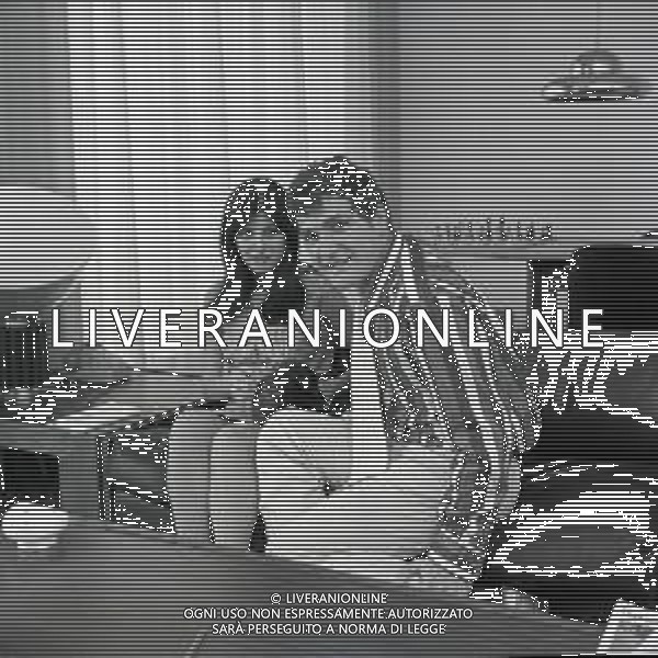NEG-RETROSPETTIVA GINO SANTERCOLE ATTORE E CANTANTE NELLA FOTO GINO SANTERCOLE CON LA PRIMA MOGLIE ANNA MORONI NELL\'ANNO 1967 A MILANO AG ALDO LIVERANI SAS