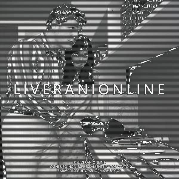 NEG-RETROSPETTIVA GINO SANTERCOLE ATTORE E CANTANTE NELLA FOTO GINO SANTERCOLE CON LA PRIMA MOGLIE ANNA MORONI A MILANO NELL\'ANNO 1967 AG ALDO LIVERANI SAS
