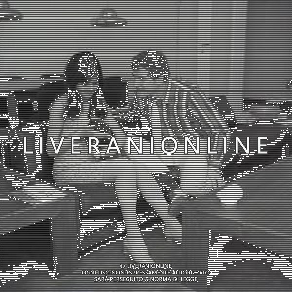 NEG-RETROSPETTIVA GINO SANTERCOLE ATTORE E CANTANTE NELLA FOTO GINO SANTERCOLE CON LA PRIMA MOGLIE ANNA MORONI NELL\'ANNO 1967 A MILANO AG ALDO LIVERANI SAS