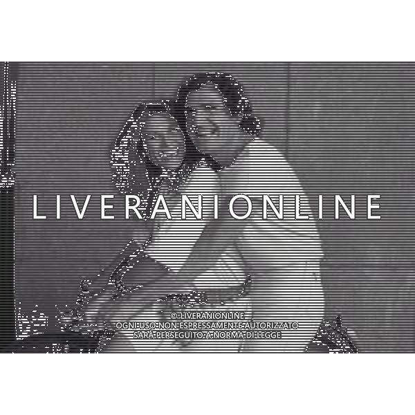 NEG-RETROSPETTIVA GINO SANTERCOLE CON MELU\' VALENTE NELLA FOTO GINO SANTERCOLE CON MELU\' VALENTE A MILANO NELL\'ANNO 1981 ALLA FIERA CAMPIONARIA AG ALDO LIVERANI SAS
