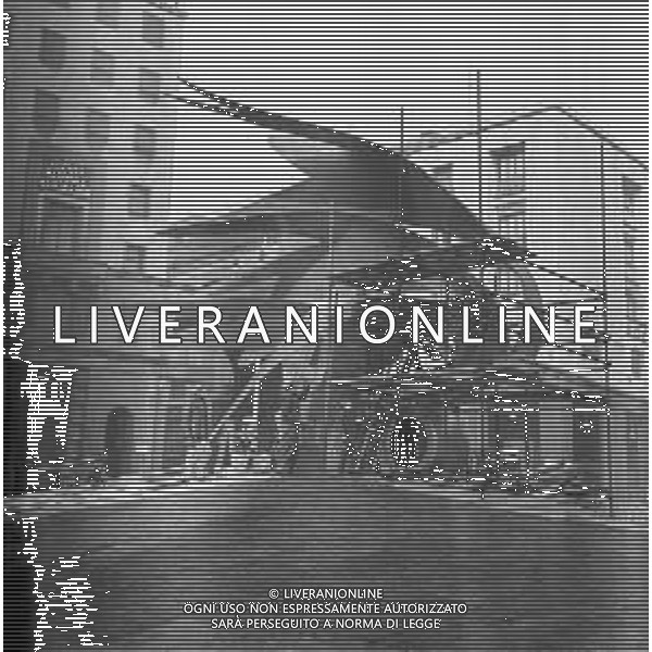 Neg- ESECUZIONE DEI LAVORI PER L\'INSTALLAZIONE DEL MONUMENTO AL CARABINIERE (scultura di Luciano Minguzzi), IN PIAZZA DIAZ A MILANO IL 13 DICEMBRE 1981 AG ALDO LIVERANI SAS