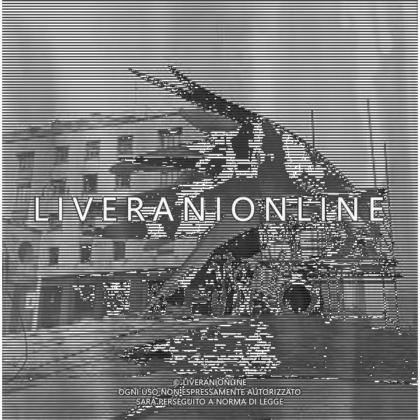 Neg- ESECUZIONE DEI LAVORI PER L\'INSTALLAZIONE DEL MONUMENTO AL CARABINIERE (scultura di Luciano Minguzzi), IN PIAZZA DIAZ A MILANO IL 13 DICEMBRE 1981 AG ALDO LIVERANI SAS