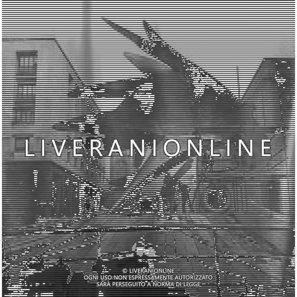 Neg- ESECUZIONE DEI LAVORI PER L\'INSTALLAZIONE DEL MONUMENTO AL CARABINIERE (scultura di Luciano Minguzzi), IN PIAZZA DIAZ A MILANO IL 13 DICEMBRE 1981 AG ALDO LIVERANI SAS