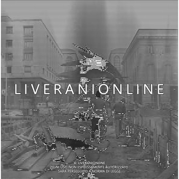 Neg- ESECUZIONE DEI LAVORI PER L\'INSTALLAZIONE DEL MONUMENTO AL CARABINIERE (scultura di Luciano Minguzzi), IN PIAZZA DIAZ A MILANO IL 13 DICEMBRE 1981 AG ALDO LIVERANI SAS