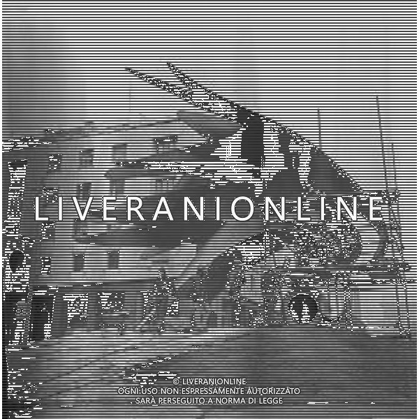 Neg- ESECUZIONE DEI LAVORI PER L\'INSTALLAZIONE DEL MONUMENTO AL CARABINIERE (scultura di Luciano Minguzzi), IN PIAZZA DIAZ A MILANO IL 13 DICEMBRE 1981 AG ALDO LIVERANI SAS