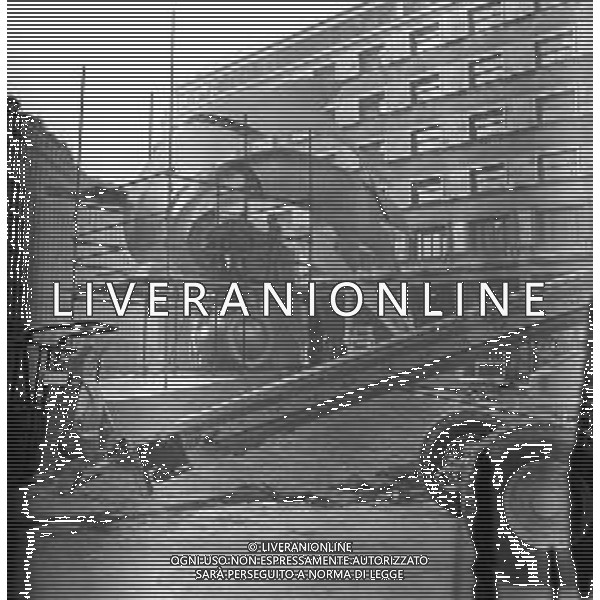 Neg- ESECUZIONE DEI LAVORI PER L\'INSTALLAZIONE DEL MONUMENTO AL CARABINIERE (scultura di Luciano Minguzzi), IN PIAZZA DIAZ A MILANO IL 13 DICEMBRE 1981 AG ALDO LIVERANI SAS