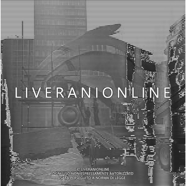 Neg- ESECUZIONE DEI LAVORI PER L\'INSTALLAZIONE DEL MONUMENTO AL CARABINIERE (scultura di Luciano Minguzzi), IN PIAZZA DIAZ A MILANO IL 13 DICEMBRE 1981 AG ALDO LIVERANI SAS