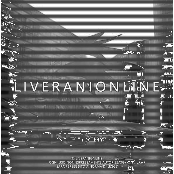 Neg- ESECUZIONE DEI LAVORI PER L\'INSTALLAZIONE DEL MONUMENTO AL CARABINIERE (scultura di Luciano Minguzzi), IN PIAZZA DIAZ A MILANO IL 13 DICEMBRE 1981 AG ALDO LIVERANI SAS