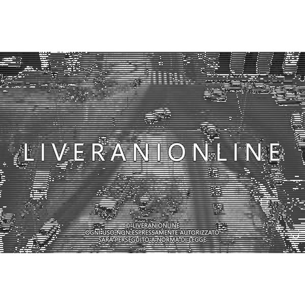 Neg- ESECUZIONE DEI LAVORI PER L\'INSTALLAZIONE DEL MONUMENTO AL CARABINIERE (scultura di Luciano Minguzzi), IN PIAZZA DIAZ A MILANO IL 13 DICEMBRE 1981 NELLA FOTO VEDUTA DALL\'ALTO AG ALDO LIVERANI SAS