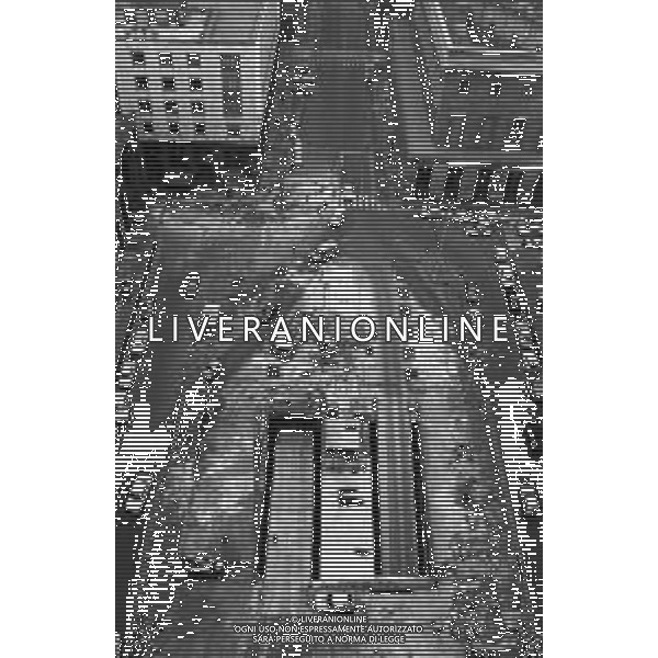 Neg- ESECUZIONE DEI LAVORI PER L\'INSTALLAZIONE DEL MONUMENTO AL CARABINIERE (scultura di Luciano Minguzzi), IN PIAZZA DIAZ A MILANO IL 13 DICEMBRE 1981 NELLA FOTO VEDUTA DALL\'ALTO AG ALDO LIVERANI SAS